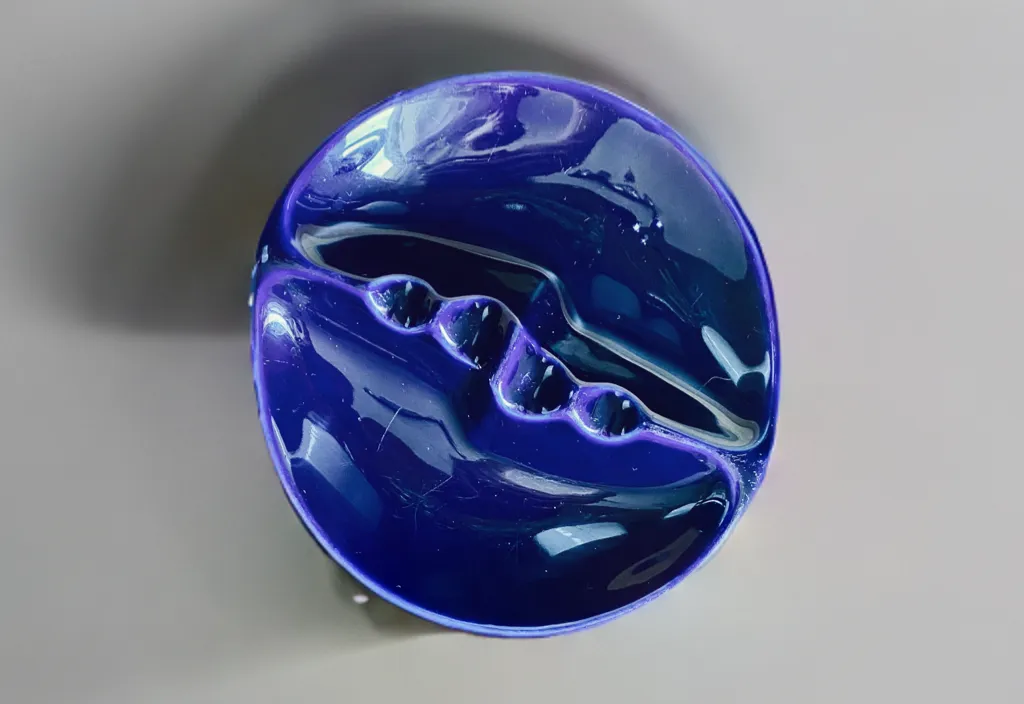 Porcelitowa popielnica w kolorze kobaltowym, lata 60.